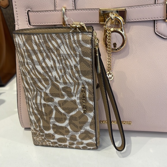 MICHAEL KORS LARGE DOUBLE ZIP WRISTLET WALLET PHONE CASE CLUTCH 
Camel Multi - Picture 15 of 16